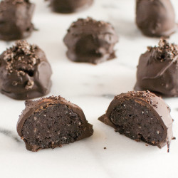 Easy Vegan Oreo Truffles